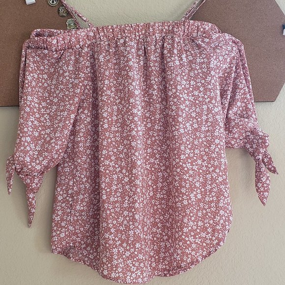 iZ byer | Pink & White | Off the shoulder top - Picture 2 of 2